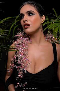 Neha Malik: ਨੇਹਾ ਮਲਿਕ ਨੇ ਬਲੈਕ ਡੀਪ ਨੇਕ ਡਰੈੱਸ 'ਚ ਮਚਾਈ ਤਬਾਹੀ ਕਲੀਵੇਜ ਫਲਾਂਟ ਕਰਦੇ ਹੋਏ ਦਿੱਤੇ ਸੈਕਸੀ ਪੋਜ਼