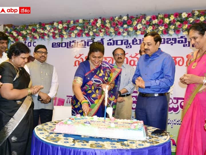AP Minister RK Roja celebrates by cutting cake for Completes One Year Tenure DNN AP Minister Roja: మంత్రిగా ఏడాది పూర్తి, కేక్ కట్ చేసి రోజా సెలబ్రేషన్స్ - ఆ 2 గర్వకారణమని కామెంట్