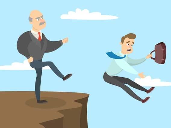 રિપોર્ટમાં કહેવામાં આવ્યું છે કે વર્ષ 2023 એવું વર્ષ છે, જ્યાં અત્યાર સુધીમાં મોટાભાગના લોકોએ નોકરી ગુમાવી છે. ટેકથી લઈને મીડિયા અને આરોગ્ય ક્ષેત્રે પણ લોકોએ તેમની નોકરી ગુમાવી છે.