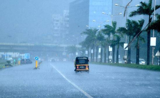गेल्या पाच ते सहा दिवसांपासून राज्याच्या विविध भागात अवकाळी पावसानं (unseasonal rains) धुमाकूळ घातला आहे. या पावसामुळं शेतकऱ्यांच्या पिकांचं मोठं नुकसान झालं आहे.