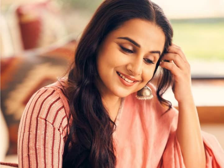 Vidya Balan Pics: बॉलीवुड की टैलेंटिड अदाकारा विद्या बालन सोशल मीडिया पर खूब एक्टिव हैं. जहां हाल ही में एक्ट्रेस ने अपने लेटेस्ट फोटोशूट की कुछ तस्वीरें शेयर की हैं. जिसपर फैंस प्यार लुटा रहे हैं.