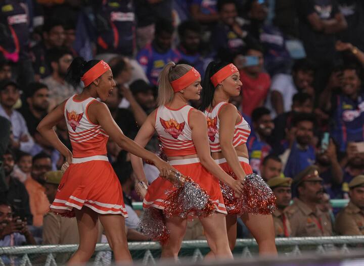 प्रेक्षकांचे मनोरंजन करणाऱ्या चीअरलीडर्स दोन वर्षानंतर आयपीएलमध्ये परतल्या आहेत. पण तुम्हाला माहिती आहे का की त्यांना प्रत्येक सामन्यात किती पैसे मिळतात? जाणून घ्या.