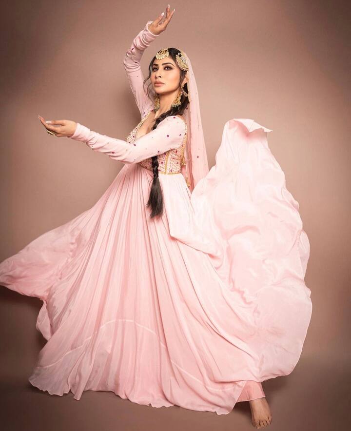 ईद के मौके पर आप इस तरीके का प्लेन गुलाबी रंग का अनारकली लॉन्ग कुर्ता भी पहन सकते हैं. इसके साथ बड़ा सा मांग टीका और पासा लगाकर कंप्लीट लुक पा सकती हैं.