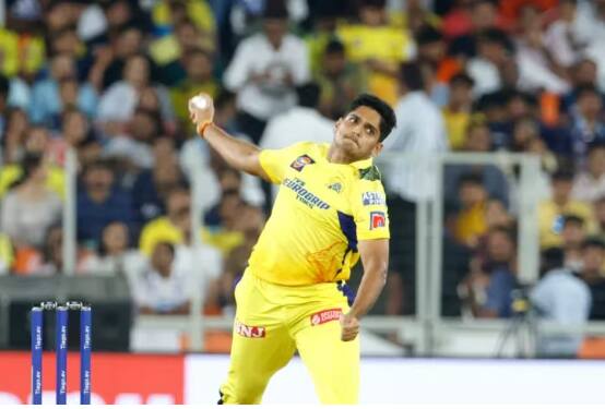 आयपीएल 2023 मध्ये, चेन्नई सुपर किंग्सने तुषार देशपांडेवर विश्वास ठेवला आणि त्याला आपल्या संघात सामील केलं. चेन्नई सुपर किंग्सने पहिल्याच सामन्यापासून त्याला प्लेइंग इलेव्हनमध्ये समाविष्ट केलं.