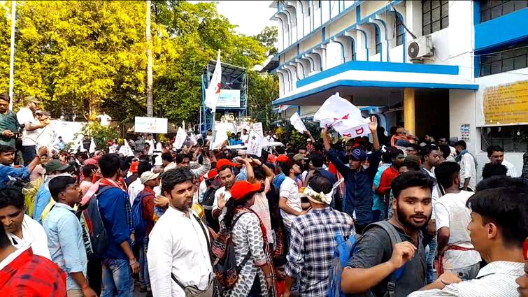 Massive Scuffle At Barasat Of North 24 Parganas Centering DYFI And SFI Rally Towards Zilla Parishad উত্তর ২৪ পরগনার বারাসতে বাম ছাত্র-যুবদের অভিযানে ধুন্ধুমার