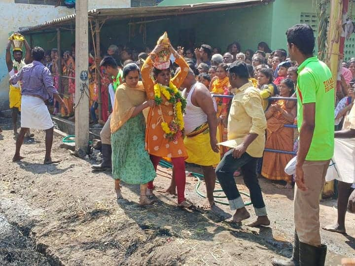 Panguni month festival at Karur Sri Muthumariamman Bhagavathy Amman temple TNN கரூர் ஸ்ரீ முத்துமாரியம்மன் ஆலய பங்குனி திருவிழா - பக்தர்கள் நேர்த்திக் கடன்