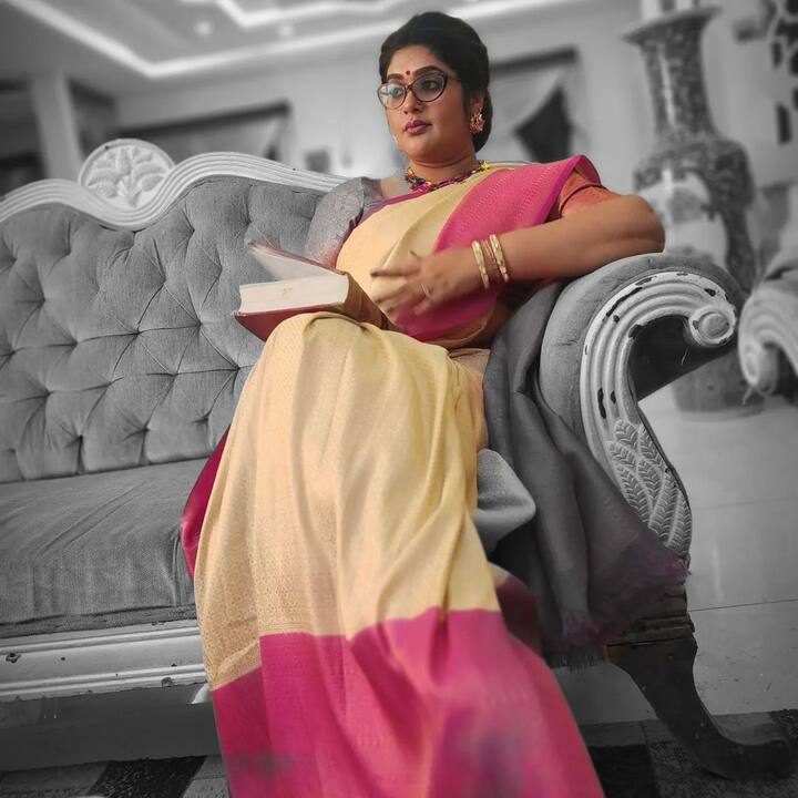 చిరంజీవి నటించిన 'మాస్టర్' చిత్రంతో వెండితెర ప్రవేశం చేసింది ప్రియ.