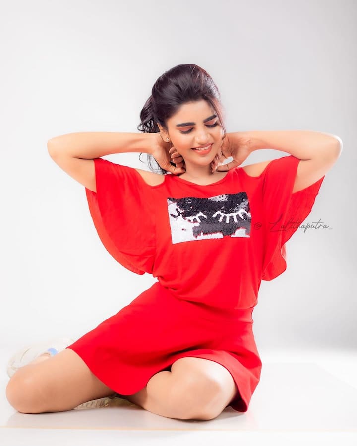వర్ష లేటెస్ట్ ఫోటోస్.