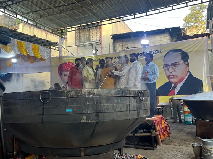 स्वातंत्र्यपूर्व काळात महापुरुषांनी लोकसहभागातून मोठी क्रांती केली. भारतातील महापुरुषांपैकी एक असलेल्या क्रांतीसूर्य महात्मा ज्योतिबा फुले यांच्या जयंतीदिनी लोकसहभागातून पुण्यात 5 हजार किलो मिसळ तयार करून वाटप करण्यात आले.