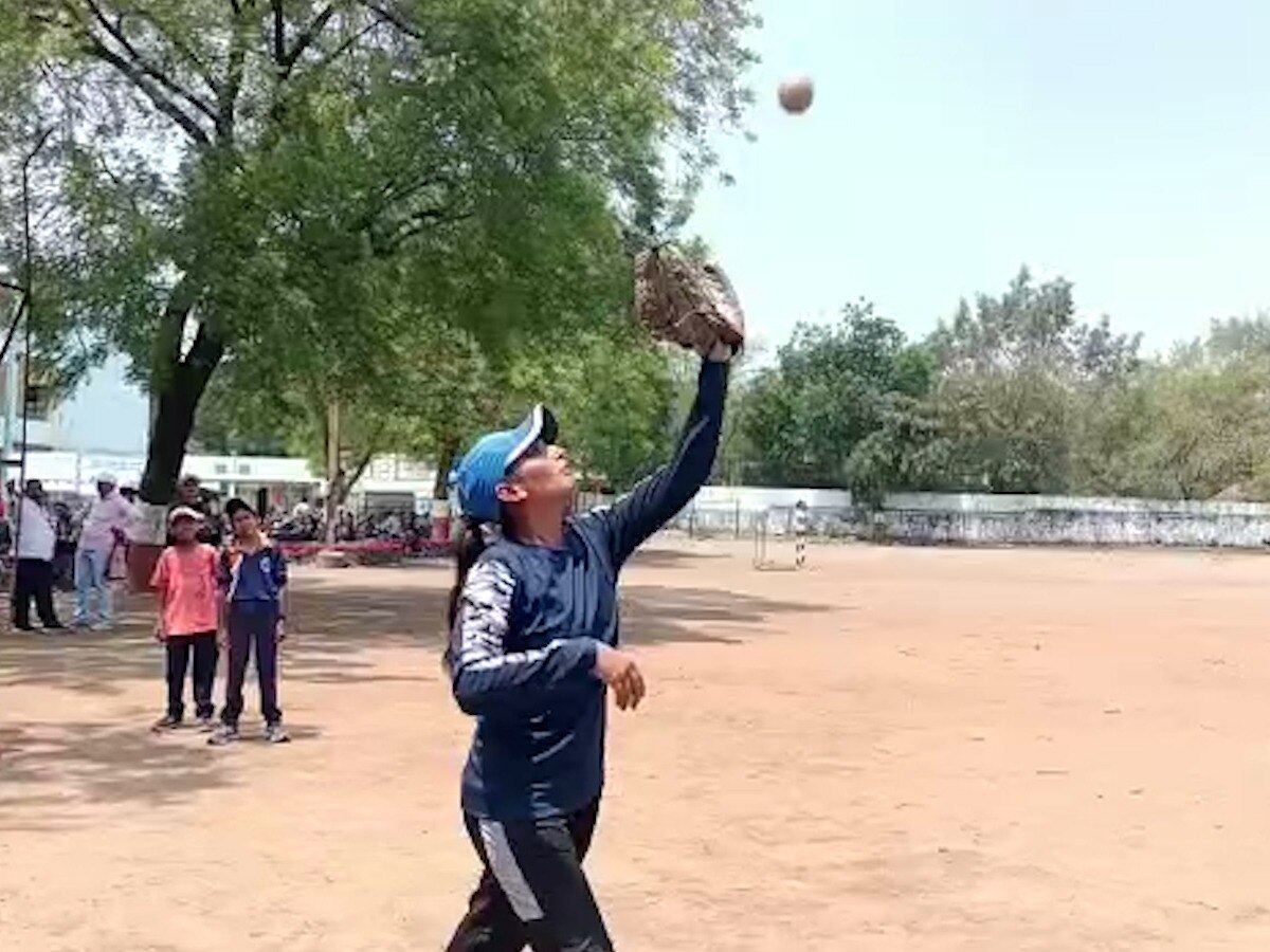 घरात अठरा विश्व दारिद्र, मजुरी करुन वडिल हाकायचे संसाराचा गाडा, मुलीनं घेतली उत्तुंग भरारी, हाँगकाँगमध्ये होत असलेल्या एशिया कपसाठी निवड