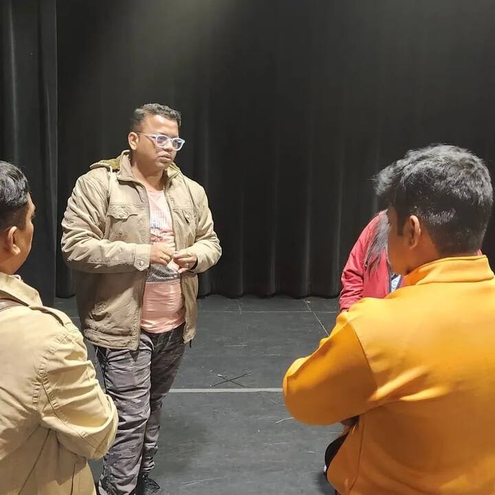 नुकतीच विशाखानं कुर्रर्रर्रर्र नाटकाच्या टीमचे काही खास फोटो सोशल मीडियावर शेअर केले. या फोटोला तिनं दिलेल्या कॅप्शननं अनेकांचे लक्ष वेधले आहे.