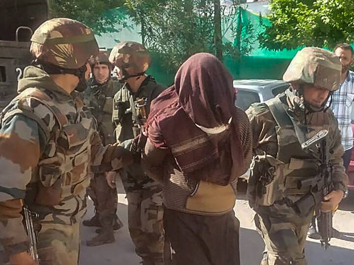 Jammu And Kashmir Police busted Terror module in Baramulla woman among two LeT operatives arrested ann Jammu And Kashmir: लश्कर-ए-तैयबा के टेरर मॉड्यूल का भंडाफोड़, आतंकियों को दे रहे थे खुफिया जानकारी
