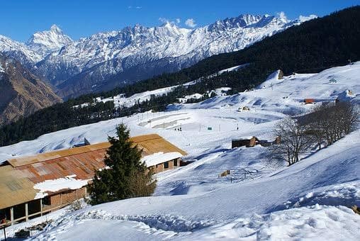 औली : अगर आप दिल्ली या उत्तराखंड के आस-पास रहते हैं, तो आप उत्तराखंड में स्थित औली में जाकर अपना प्री वेडिंग शूट करवा सकते हैं. यहां पर बर्फीली पहाड़ियों के बीच में आपका प्री वेडिंग शूट किसी सेलिब्रिटी के प्री वेडिंग शूट की तरह लगेगा.