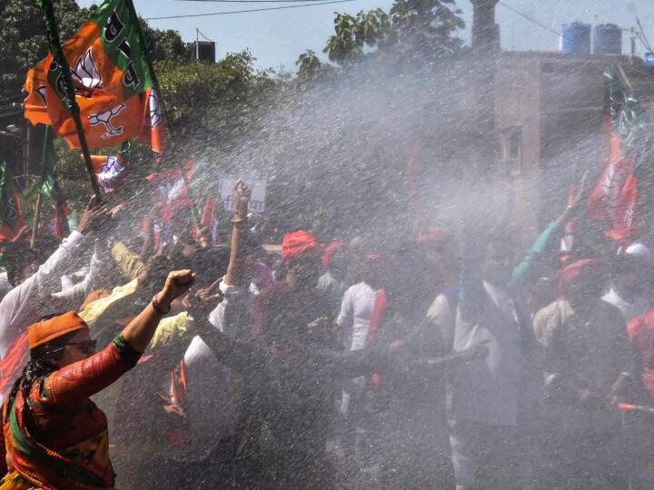 सचिवालय के आसपास सीआरपीसी की धारा 144 लगा दी गई थी जिसके चलते एक निश्चित सीमा के बाद भीड़ की अनुमति नहीं दी जा सकती थी.