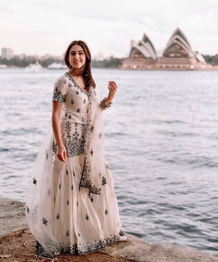 ईद पर आप इस तरीके का व्हाइट कलर का शरारा कुर्ता भी कैरी कर सकते हैं, जैसे इस तस्वीर में सारा अली खान पहने नजर आ रही हैं. इसके साथ उन्होंने बेहद सटल मेकअप और अपने बालों को खुला रखा है. आप भी यह लुक ईद पर ट्राई कर सकती हैं.