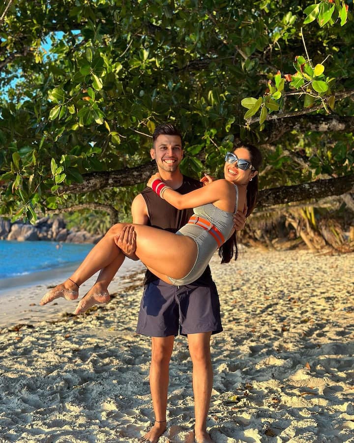 ये हैं मोहब्बतें एक्ट्रेस कृष्णा मुखर्जी इन दिनों अपने पति के साथ अपना हनीमून एंजॉय कर रही हैं. एक्ट्रेस की ये तस्वीरें उनके फैंस को काफी पसंद आ रही हैं.