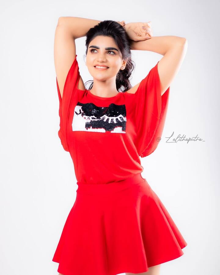 పలు షోలకు హోస్ట్ గానూ వ్యవహరిస్తోంది వర్ష.