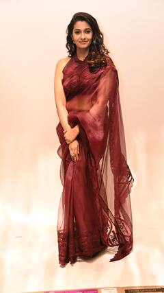 చీరలో ఎర్రచందనపు బొమ్మలా మెరిసిపోతున్న ప్రియ భవానీ