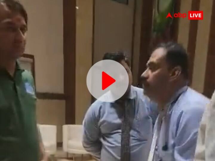 Varanasi Tej Pratap Yadav Hotel Manager Knee Down Seen Know What Is Matter ANN Watch: तेज प्रताप यादव के पैरों में गिरकर माफी मांगते दिखे वाराणसी के होटल के मैनेजर, सामने आया नया वीडियो