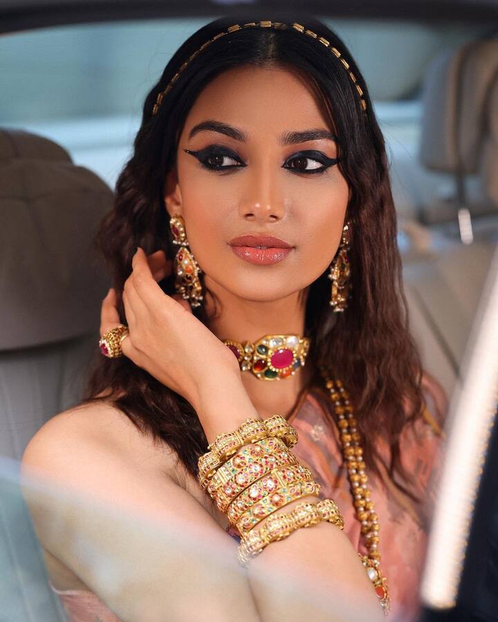 మీనాక్షి చౌదరి లేటెస్ట్ ఫోటోస్.