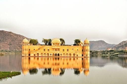 जयपुर : पिंक सिटी के नाम से मशहूर जयपुर बेहद खूबसूरत शहर है, जहां पर आप एक परफेक्ट प्री वेडिंग शूट प्लान कर सकते हैं. यहां का हवामहल, सिटी पैलेस, आमेर फोर्ट प्री वेडिंग शूट के लिए एकदम परफेक्ट है. यहां पर आप बॉलीवुड स्टाइल फोटोशूट करवा सकते हैं.