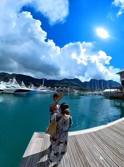 कृष्णा चिराग के साथ कभी बीच पर तो कभी बोट पर सैर करते हुए देखी जा सकती हैं.