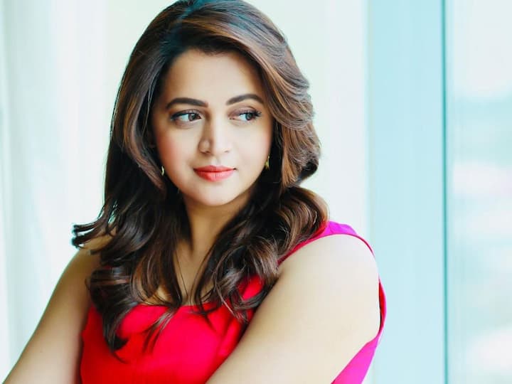 మలయాళంలో  'నమ్మళ్' సినిమాతో నటిగా తెరంగేట్రం చేసింది భావన.