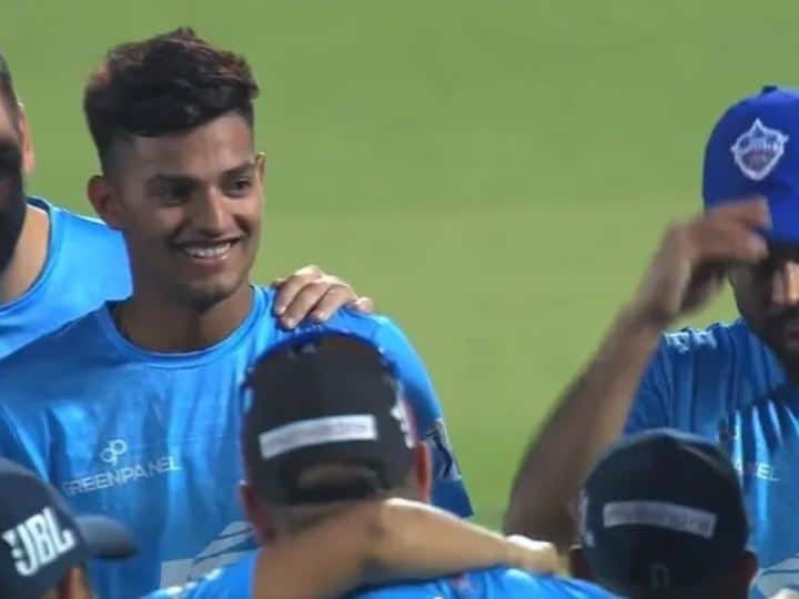 Delhi Capitals Yash Dhull IPL Debut against mumbai Indians but got out on just 2 run Yash Dhull IPL Debut: अंडर-19 वर्ल्ड कप जीतने वाले कप्तान ने किया IPL डेब्यू, अच्छा नहीं रहा पहला मैच