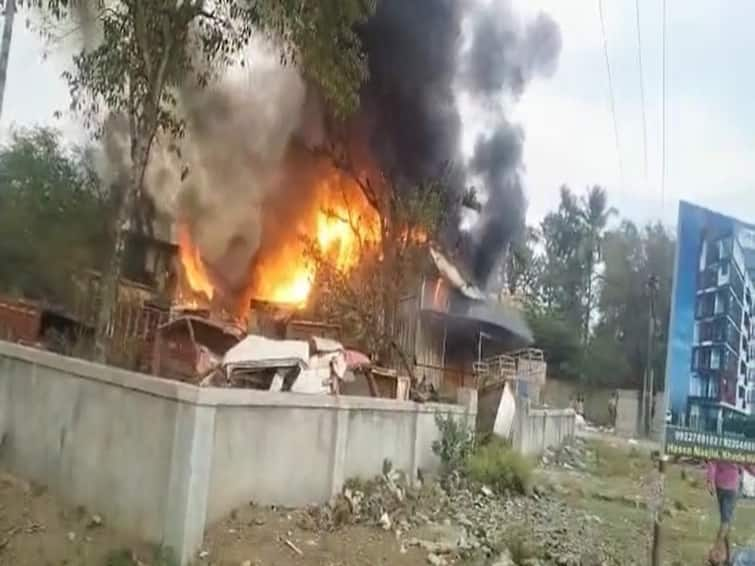 maharashtra news nashik news major fire broke out at mattress factory in Nashik's Wadalagaon Nashik Factory Fire : नाशिकच्या वडाळागावात गादी कारखान्याला भीषण आग, सुदैवाने जीवितहानी टळली! 