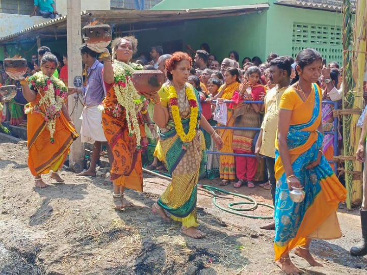 கரூர் ஸ்ரீ முத்துமாரியம்மன் ஆலய பங்குனி திருவிழா - பக்தர்கள் நேர்த்திக் கடன்