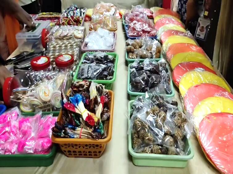 Mayiladuthurai: 90 Kid's Sweets that attracted the attention of the students in the College Bazaar program TNN மயிலாடுதுறையில் 2K கிட்ஸ்களை கவர்ந்த 90's கிட்ஸ் மிட்டாய்கள்