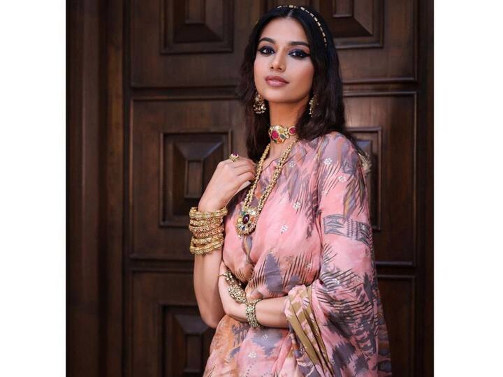 'ఇచ్చట వాహనములు నిలుపరాదు' సినిమాతో మీనాక్షి హీరోయిన్గా తెలుగు ప్రేక్షకులకు పరిచయమయ్యింది.