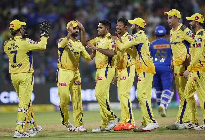 तुषार देशपांडे हा इंडियन प्रीमियर लीगच्या इतिहासातील पहिला इम्पॅक्ट प्लेयर (Impact Player) आहे.