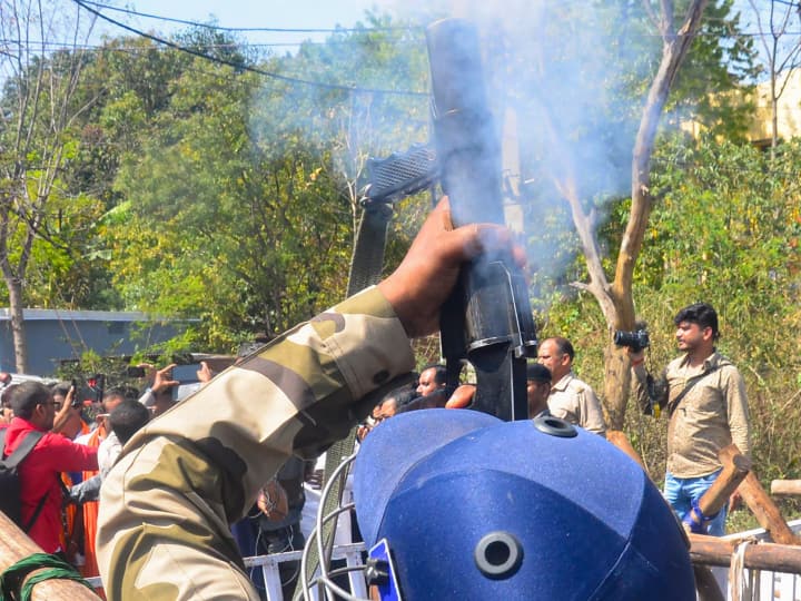 बैरिकेड तोड़कर बलपूर्वक आगे बढ़ने की कोशिश करने वाले को रोकने के लिए पुलिस ने आंसू गैस, पानी की बौछार (वाटर कैनन) का इस्तेमाल किया .
