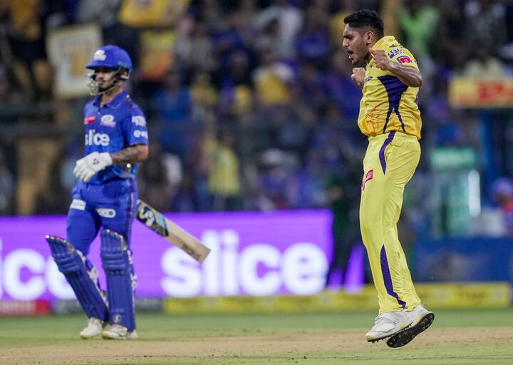 तुषार देशपांडेने आयपीएल 2020 मध्ये पदार्पण केलं. तो दिल्ली कॅपिटल्स संघाचा एक भाग होता. 2020 च्या आयपीएलमध्ये त्याने दिल्लीसाठी 5 सामने खेळले आणि तीन विकेट घेतल्या. यानंतर तुषार 2022 मध्ये तुषार चेन्नई (CSK) संघात सामील झाला.