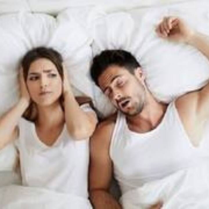 ঘুমের ঘোরে অনেকেই নাক ডাকে। যার ফলে পাশে শুয়ে থাকা মানুষটার সমস্যার শেষ থাকে না।