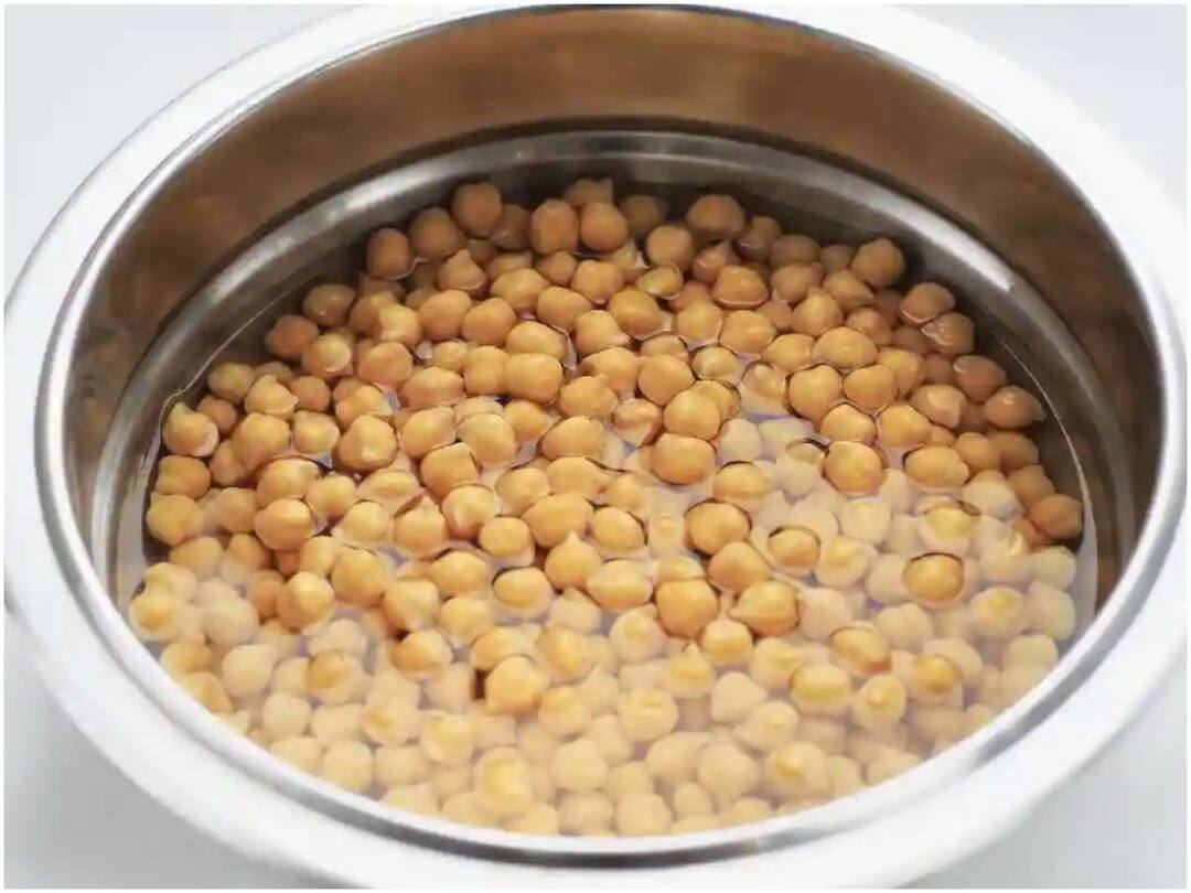 Do not throw away the water after soaking the pulses, it is very healthy to use this way పప్పులు నానబెట్టాక ఆ నీటిని పడేయవద్దు, ఇలా వాడుకుంటే ఎంతో ఆరోగ్యం
