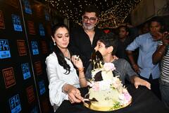 In Pics: ‘अनुपमा’ की बर्थडे पार्टी में ऑनस्क्रीन बा का दिखा ग्लैमरस अवतार, तस्वीरें देख लुक पर हो जाएंगे फिदा