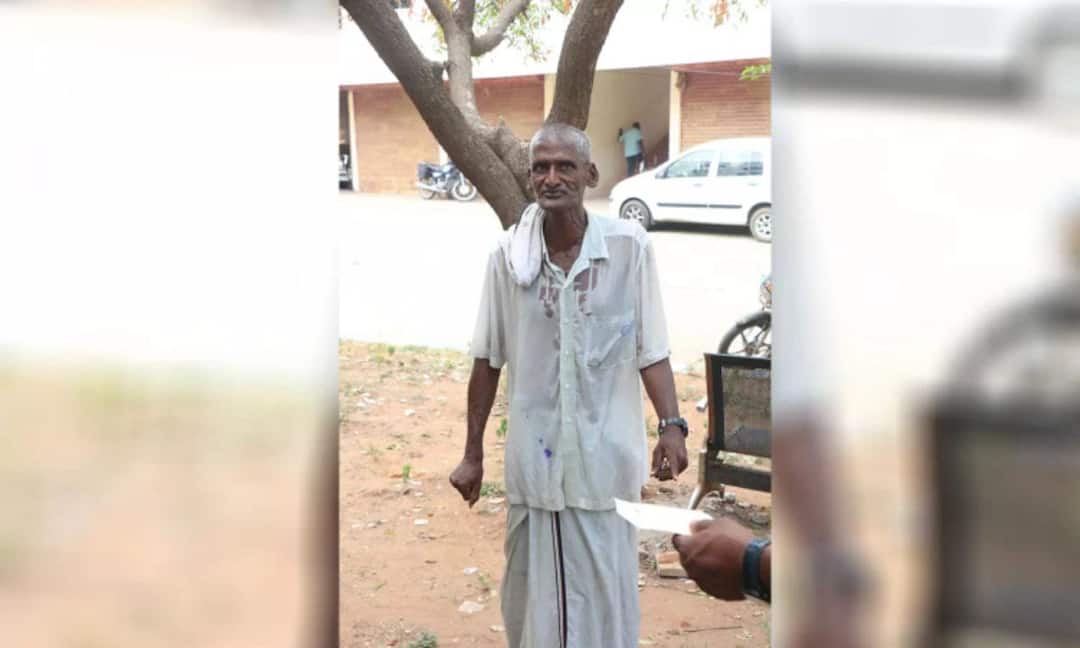 A person tried to set fire to Trichy district collector's office by pouring diesel TNN டீசல் ஊற்றி தீக்குளிக்க முயன்ற திமுக தொண்டர்- திருச்சி ஆட்சியர் அலுவலகத்தில் பரபரப்பு