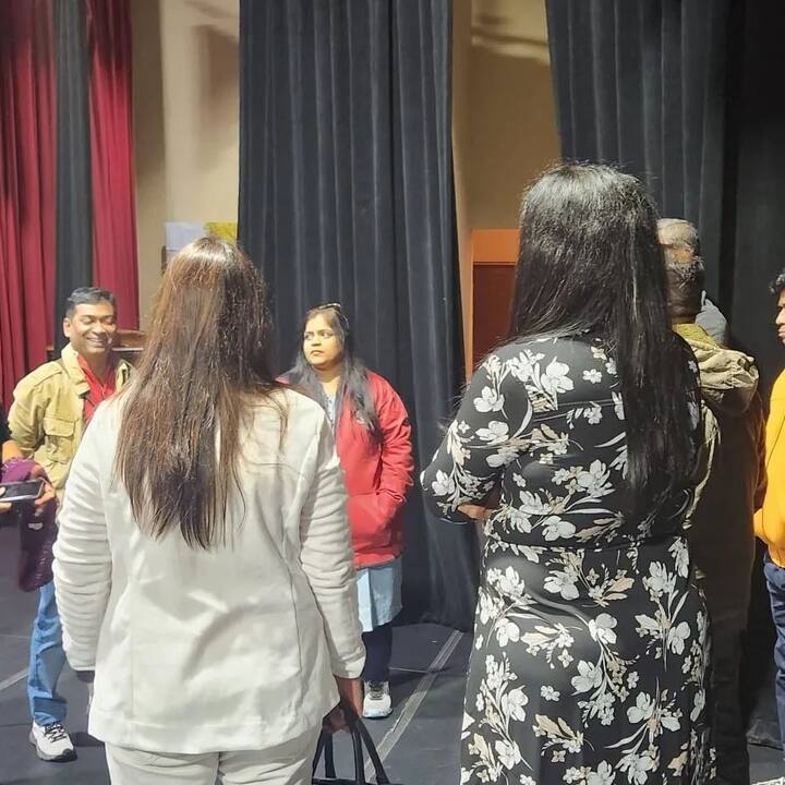 कुर्रर्रर्रर्र या नाटकामध्ये विशाखासोबतच प्रसाद खांडेकर, नम्रता संभेराव, पॅडी कांबळे यांनी प्रमुख भूमिका साकारली आहे.