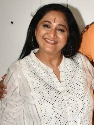 व्हाइट सूट में चांदनी सी चमकीं अनुपमा की ऑन स्क्रीन सास