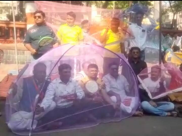 Indore Congress workers protest against mosquito problem BJP Shivraj Singh Chouhan MP News ANN Indore: इंदौर में बढ़ते मच्छरों के खिलाफ कांग्रेस कार्यकर्ताओं का अनूठा प्रदर्शन, मच्छरदानी ओढ़ कर जताया विरोध