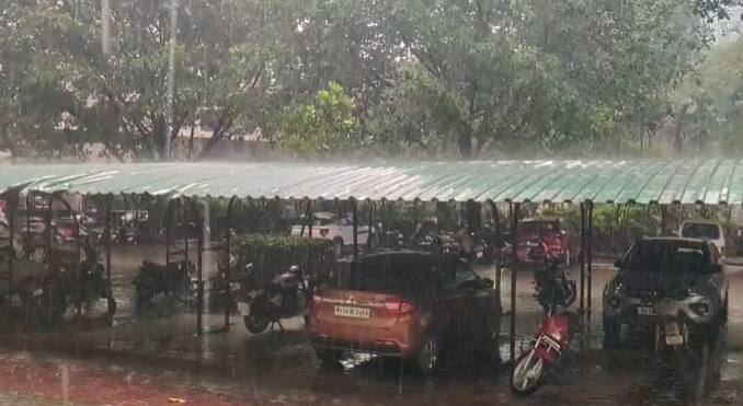 पुण्यातील कोथरुड, कर्वे नगर, डेक्कन, आपटे रोड आणि प्रभात रोड परिसरात पाऊस पडला.