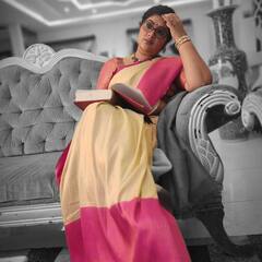 నటి ప్రియా న్యూ లుక్ - ఏం చదువుతున్నారో!