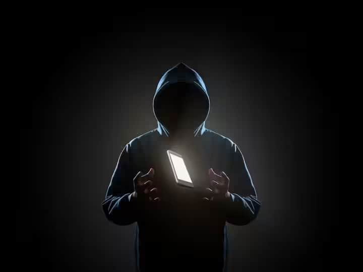 আপনার ডিভাইসটিকে পাবলিক Wi-Fi নেটওয়ার্কের সঙ্গে সংযুক্ত করবেন না, এটি সহজেই হ্যাক হতে পারে। এই পরিস্থিতিতে পাবলিক ওয়াই-ফাই ব্যবহার না করাই ভাল।