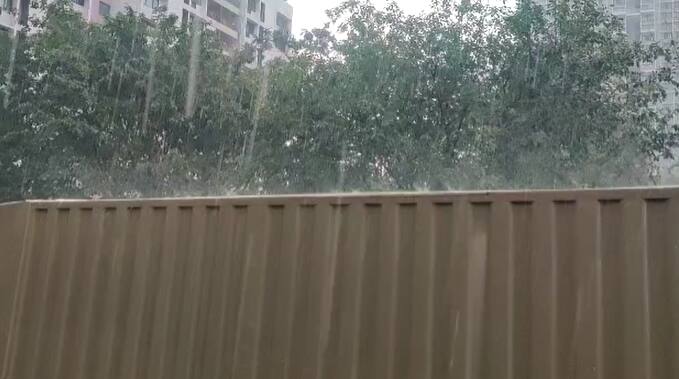 पुण्यात काही ठिकाणी वाऱ्यासह पाऊस पडला.