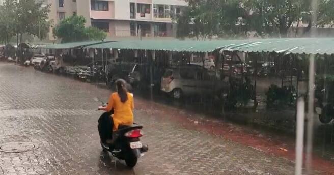 राज्यात गेल्या काही दिवसांपासून सर्वत्र अवकाळी पावसाला सुरुवात झाली आहे. दरम्यान आज पुण्यात अवकाळी पाऊस सुरु झाला आहे.