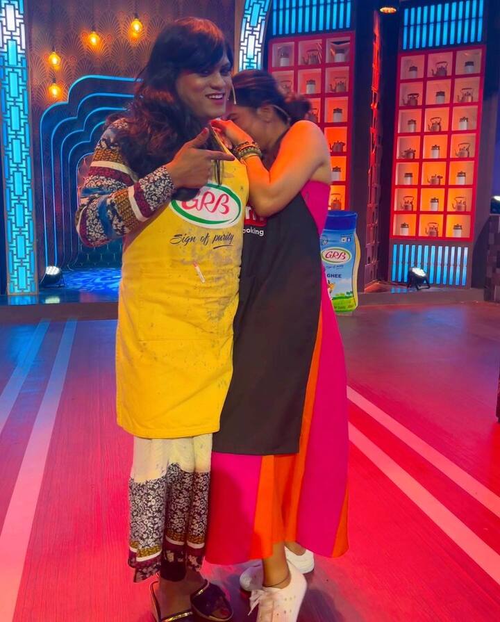 ஸ்ருஷ்டி, குக் வித் கோமாளி செட்டில் எடுக்கப்பட்ட புகைப்படங்களை தனது இன்ஸ்டா பக்கத்தில் பகிர்ந்துள்ளார்.