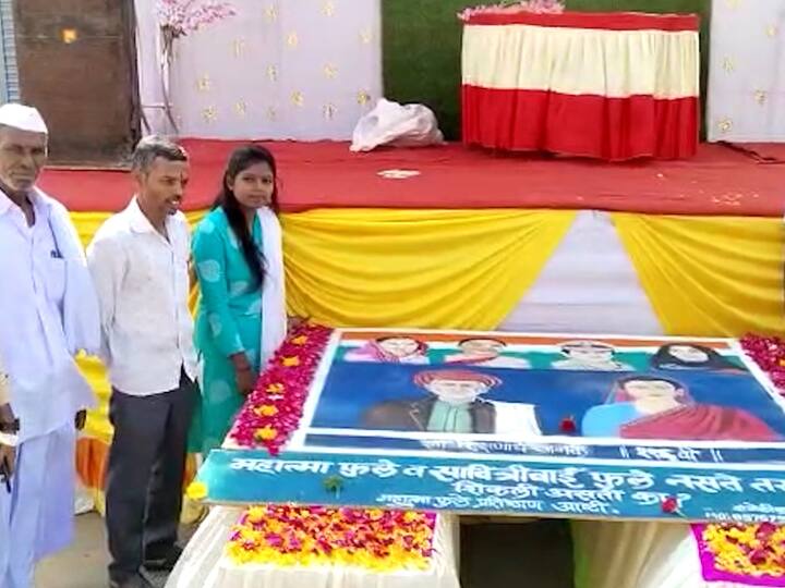 बीडच्या आष्टी तालुक्यात महात्मा फुलेंच्या जयंतीनिमित्त दोन बहिणींनी दिल्या अनोख्या शुभेच्छा