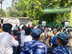 नई नियमावली पर शिक्षक अभ्यर्थियों का फूटा गुस्सा, तेजस्वी के खिलाफ प्रदर्शन, कहा- यह काला कानून